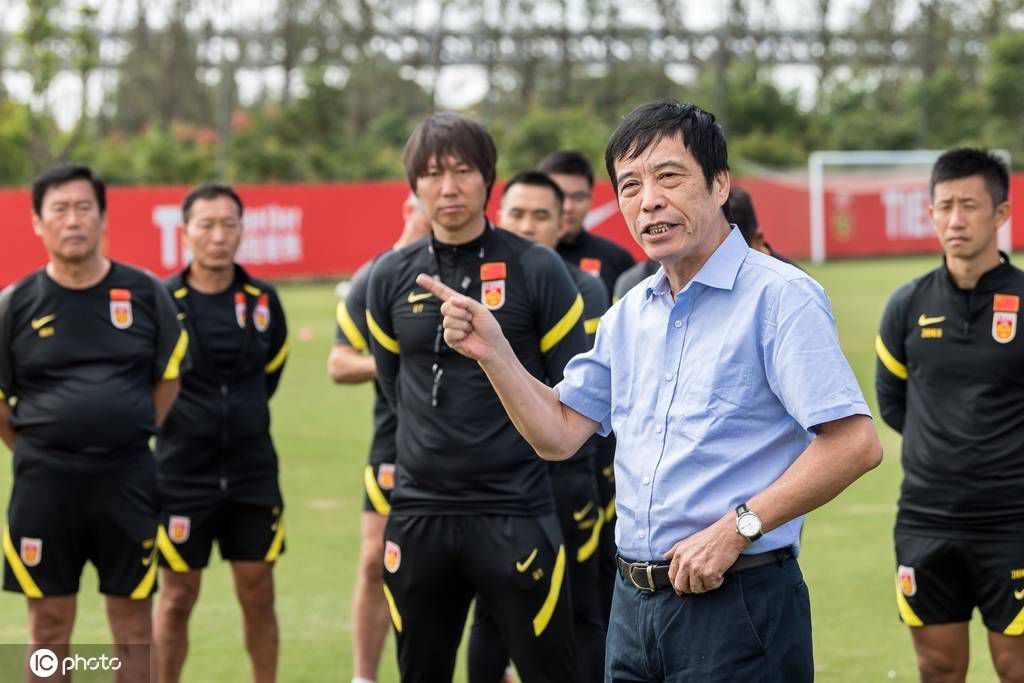 外联制片胡春歌女士还专门带来由著名书法家陈运良老师为本片题写的;影城追梦书法作品以及胡春歌本人的一首小诗